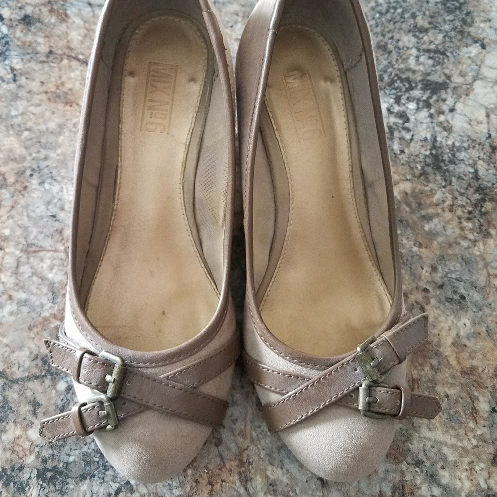 Adorable tan wedges